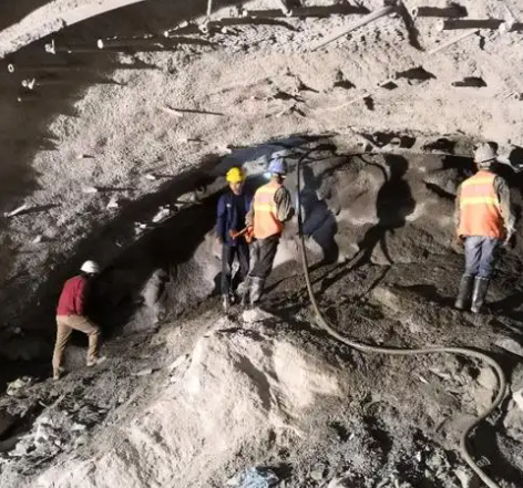 张家界拱顶带模注浆料的施工流程及注意事项